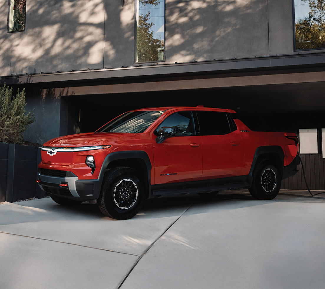 Le Silverado EV noir est garé devant un bâtiment