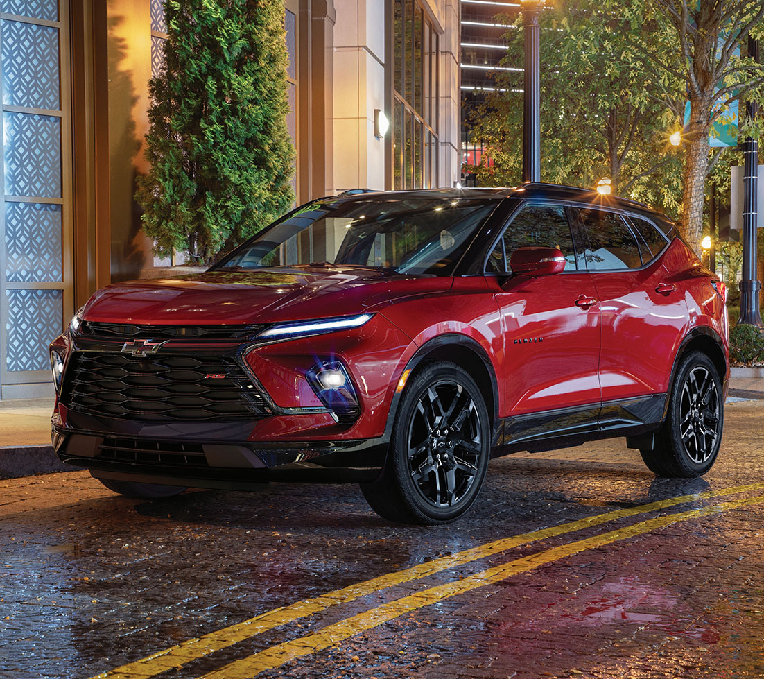 Chevrolet Blazer rouge dans un parking à côté de l'océan